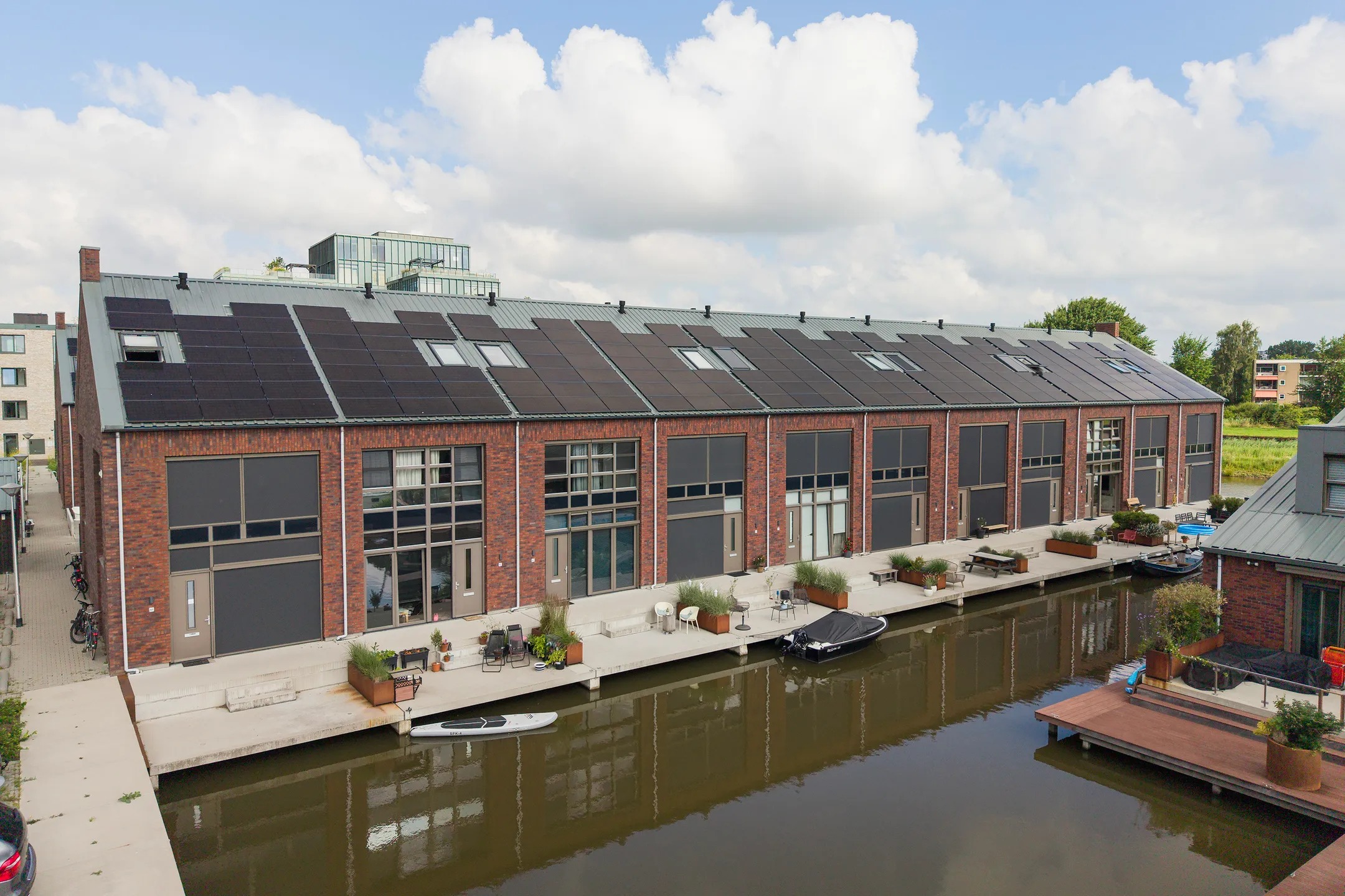 Tussenwoning (waterwoning) Broukade 40 in Leeuwarden