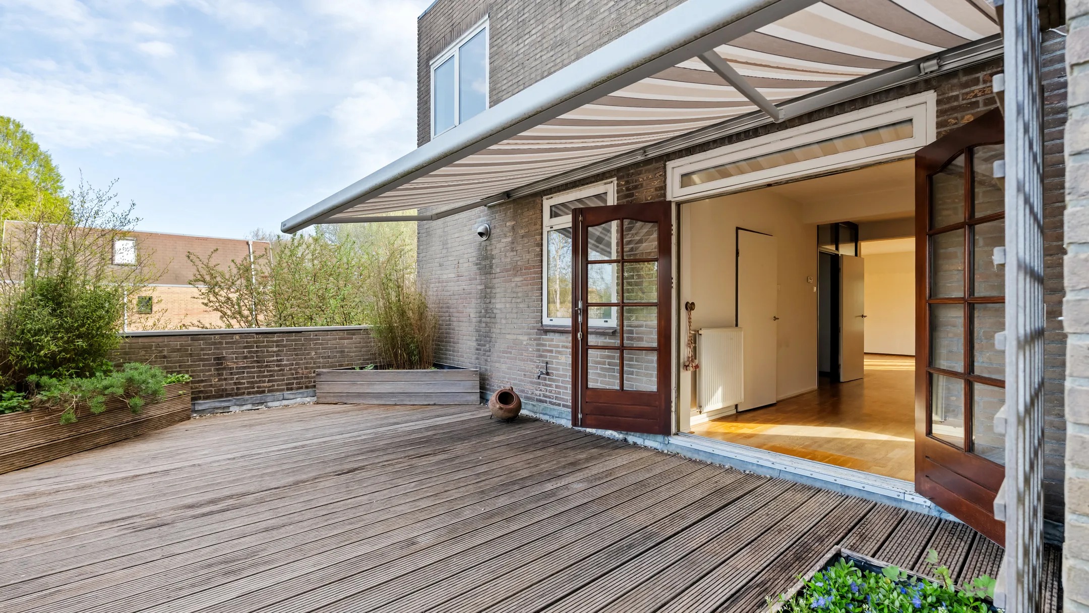 Hoekwoning (hofjeswoning) Van den Berghlaan 339 in Hoofddorp