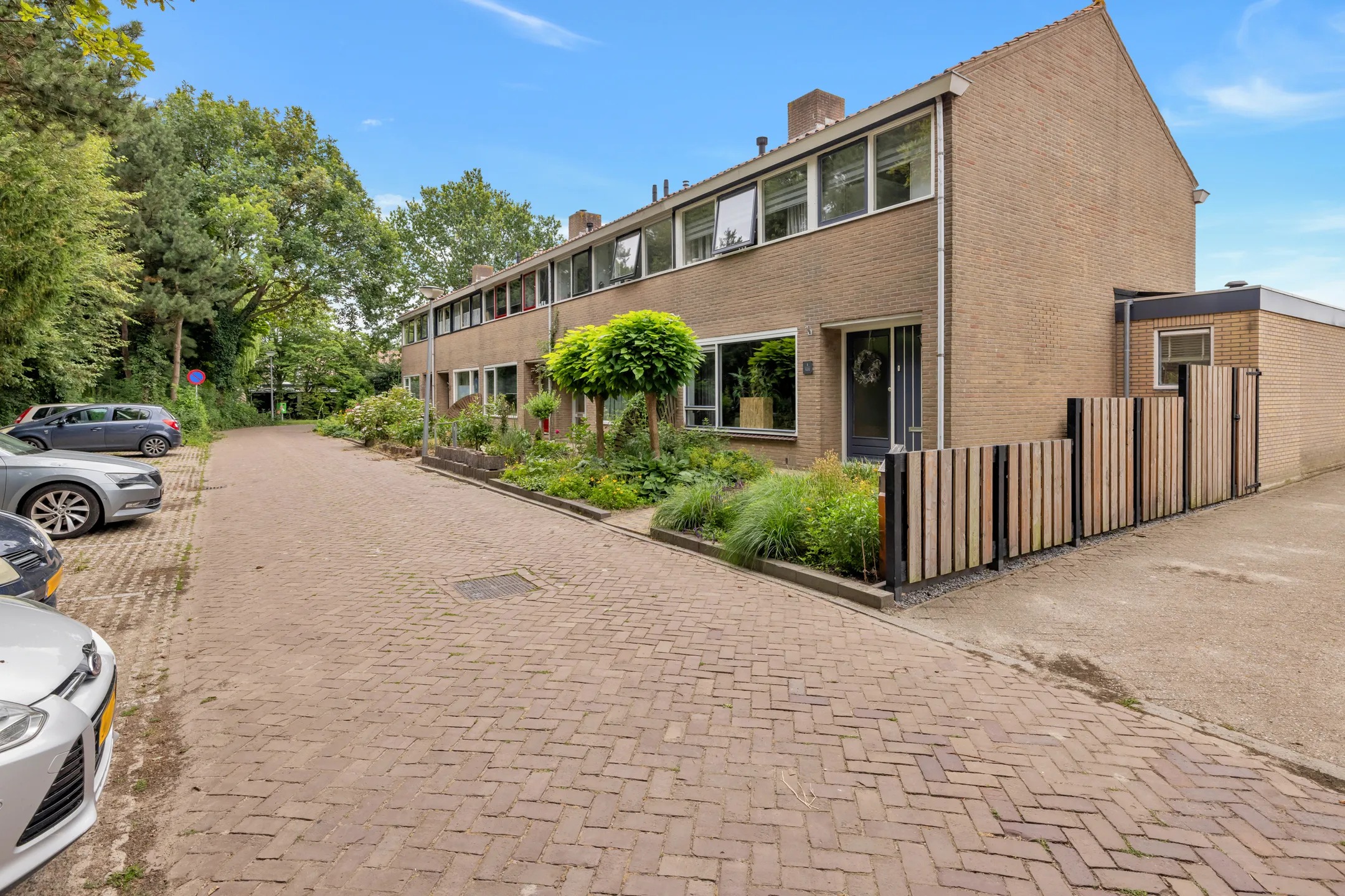 Hoekwoning Eikenlaan 1 in Middenmeer