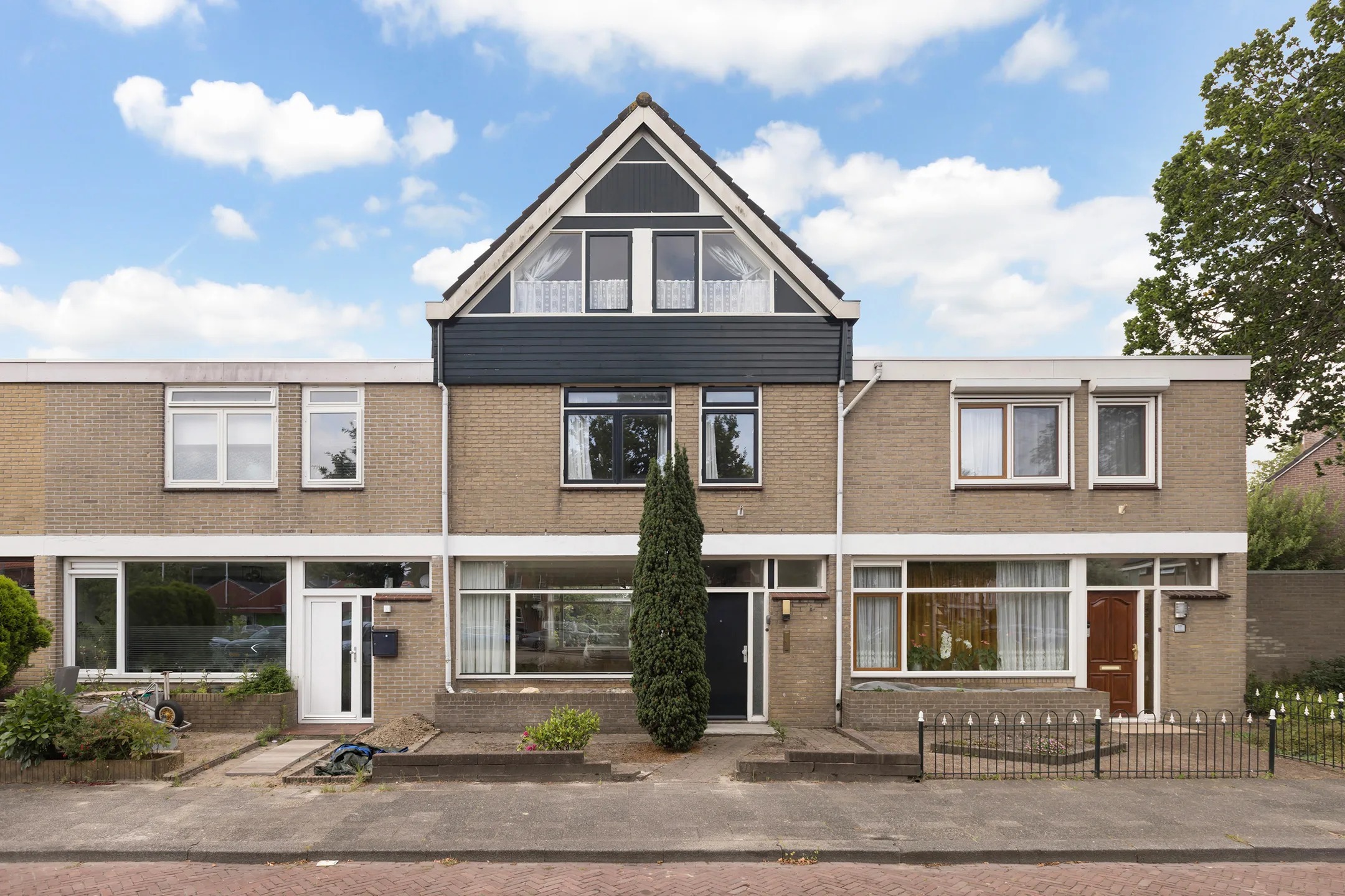 Tussenwoning Emmaplein 11 in Rozenburg
