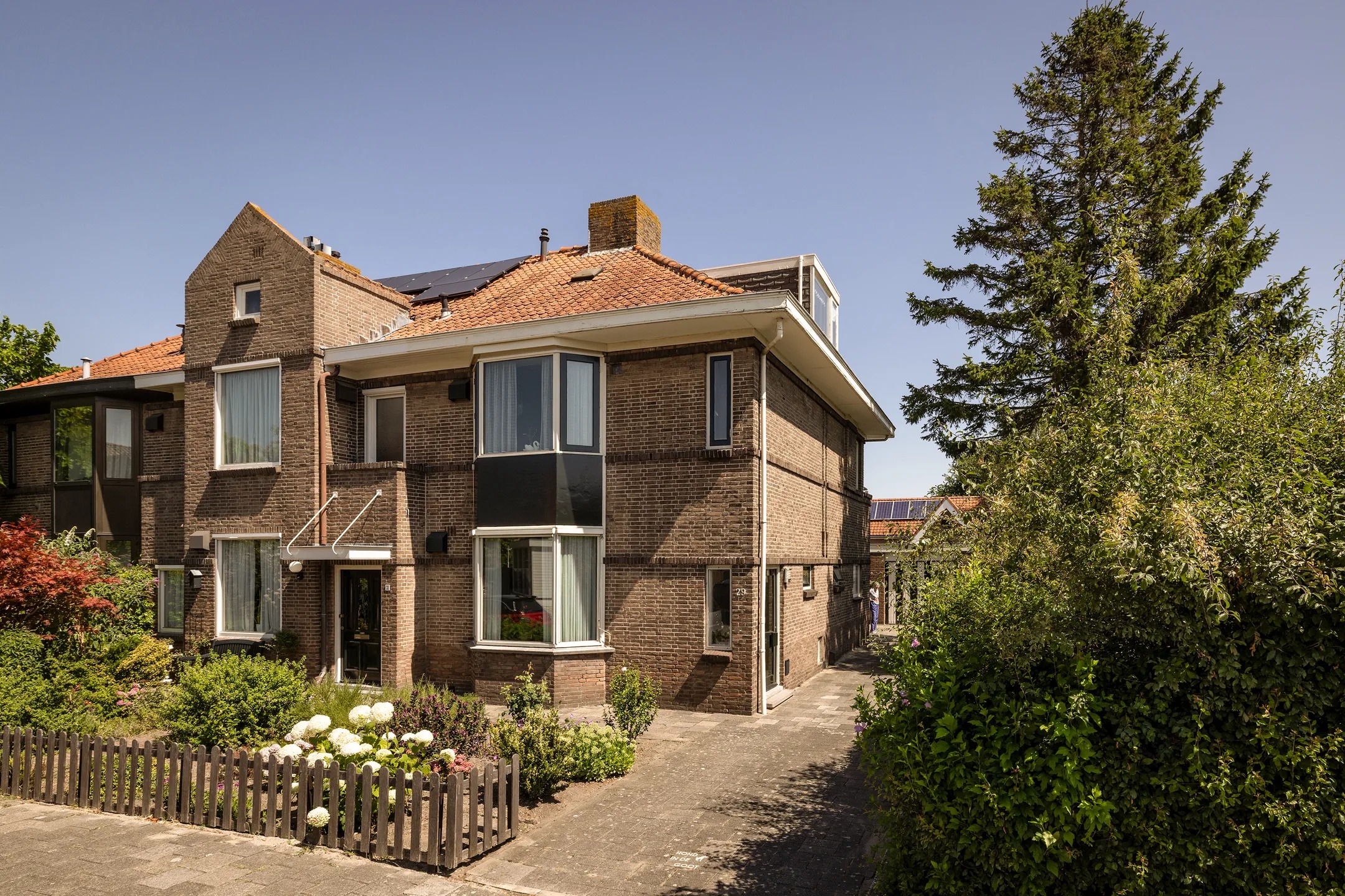 Hoekwoning Kastanjelaan 29 in Zwanenburg