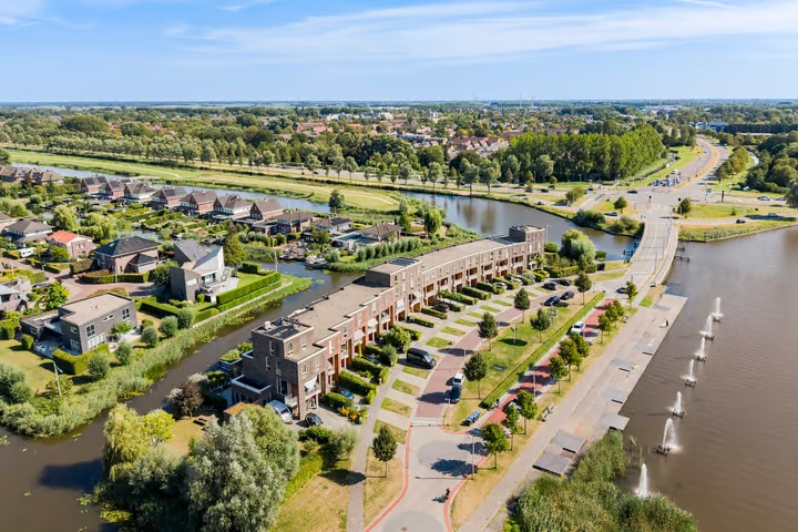 Tussenwoning (drive-in woning) Tolhûswei 14 in Leeuwarden