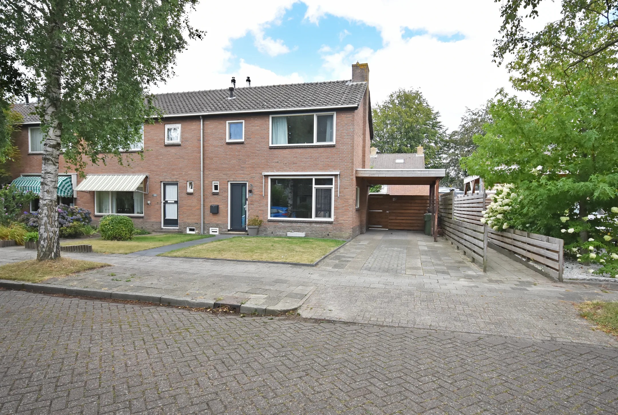 Hoekwoning Joh. Falkenastraat 31 in Burgum