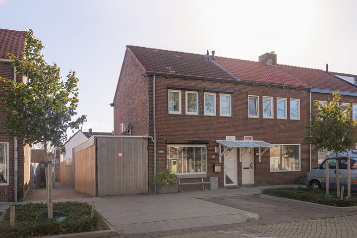 Eengezinswoning, hoekwoning Burgemeester van Oppenstraat 73 in Maastricht
