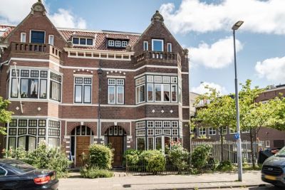 Herenhuis, hoekwoning Koninginneweg 13 in Haarlem