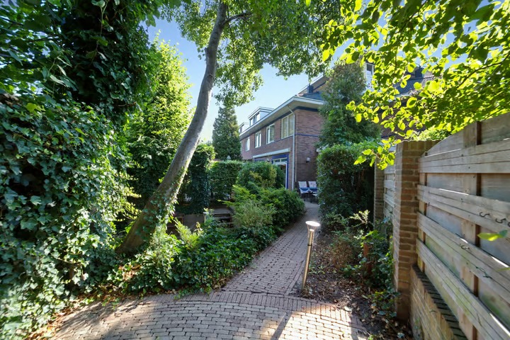 Hoekwoning Oscar Romeroplein 35 in Den Haag