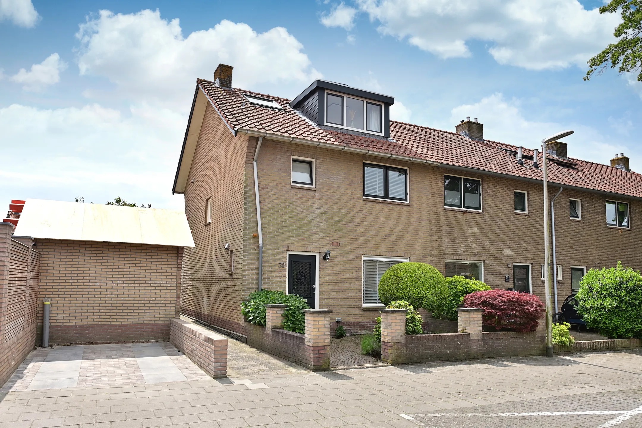 Hoekwoning P.M.R. Versteeghstraat 32 in Bussum