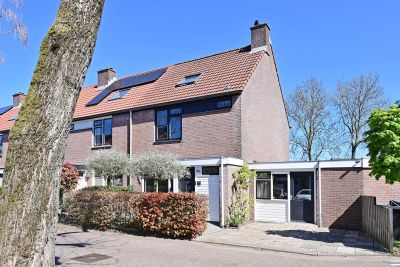 Hoekwoning Dekemastate 12 in Huizen