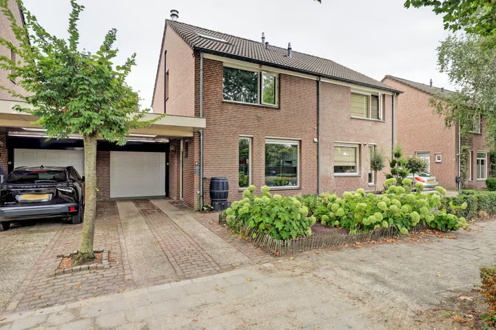 2-onder-1-kapwoning Van Leeuwenhoeklaan 25 in Vlijmen