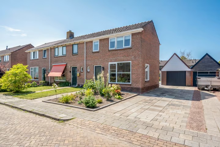 Hoekwoning Magnoliastraat 12 in Roden