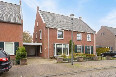 Eengezinswoning, geschakelde 2-onder-1-kapwoning Spoormakerserf 77 in Helmond
