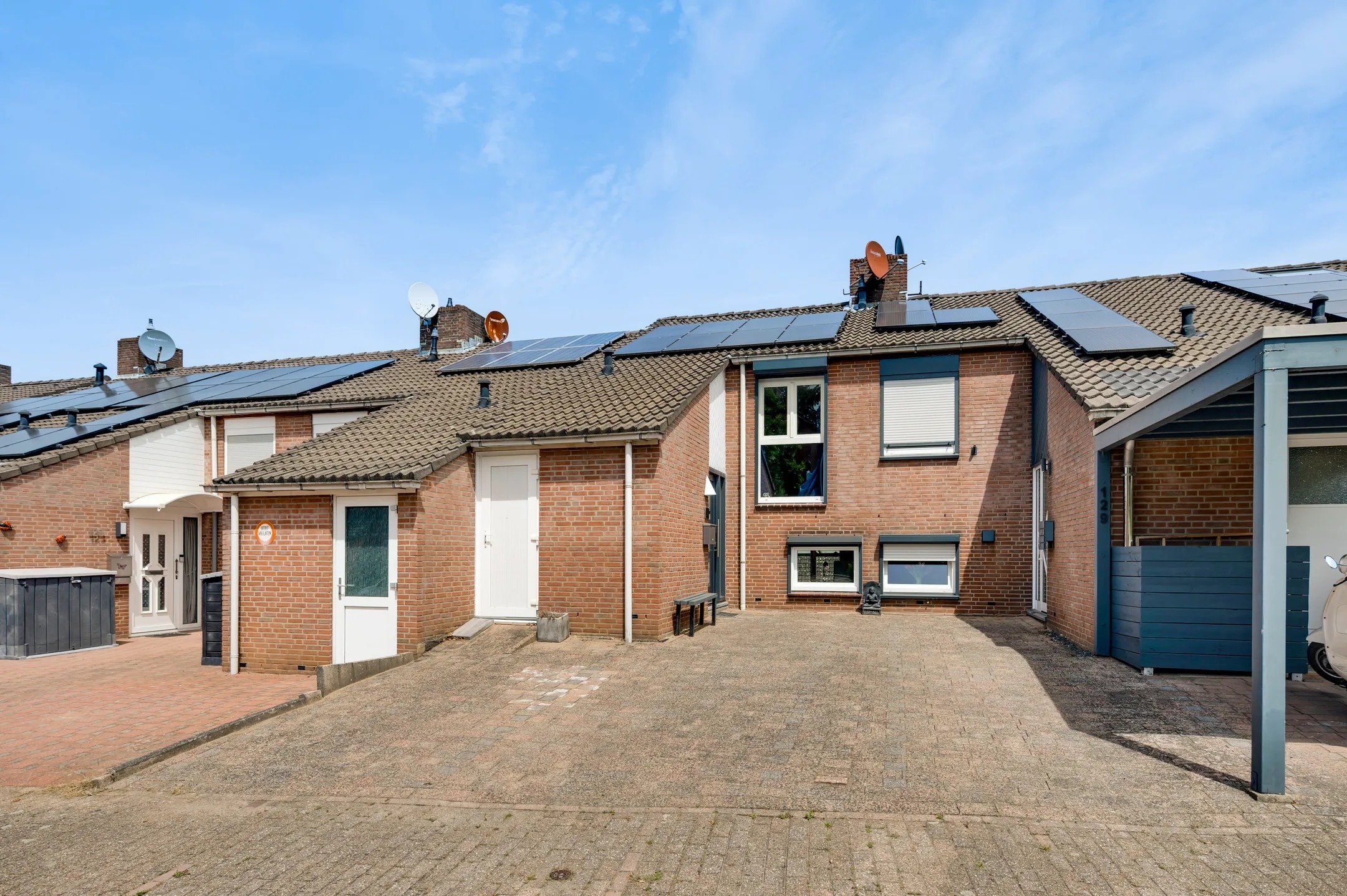 Tussenwoning (split-level woning) Adriaen Brouwerstraat 127 in Kerkrade