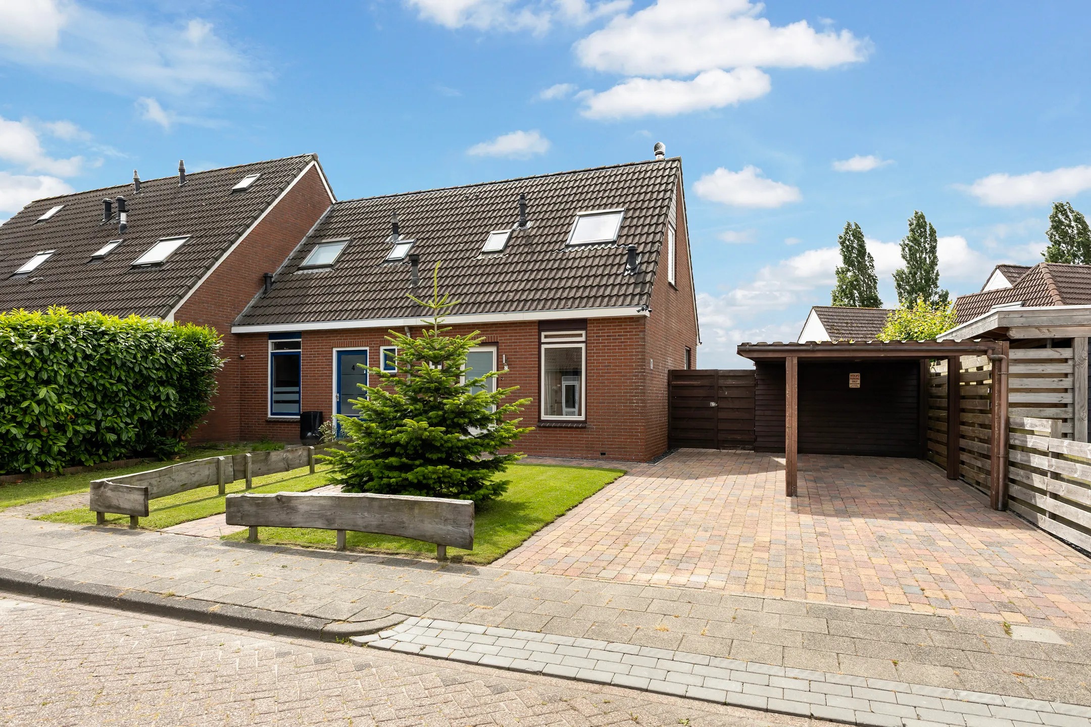 Hoekwoning de Heareburch 2 in Jirnsum