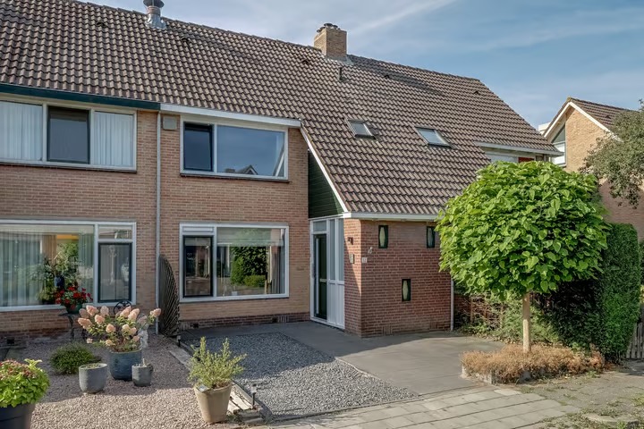 Tussenwoning Cornelis van Mieropstraat 12 in Hoogwoud