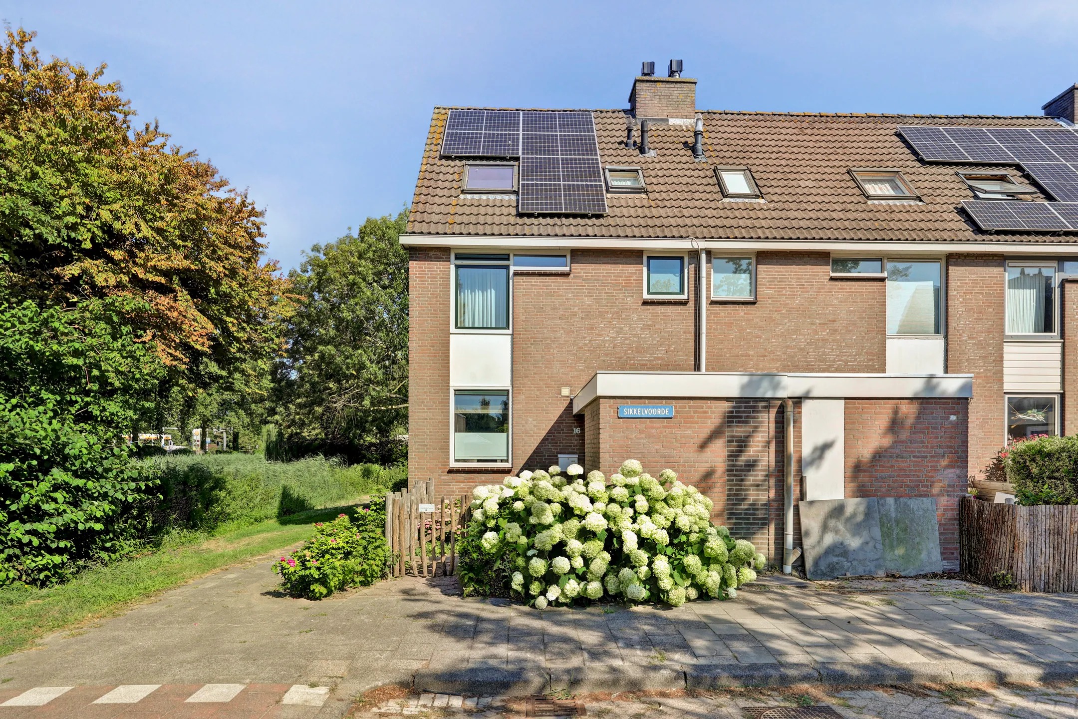 Hoekwoning Sikkelvoorde 16 in Spijkenisse