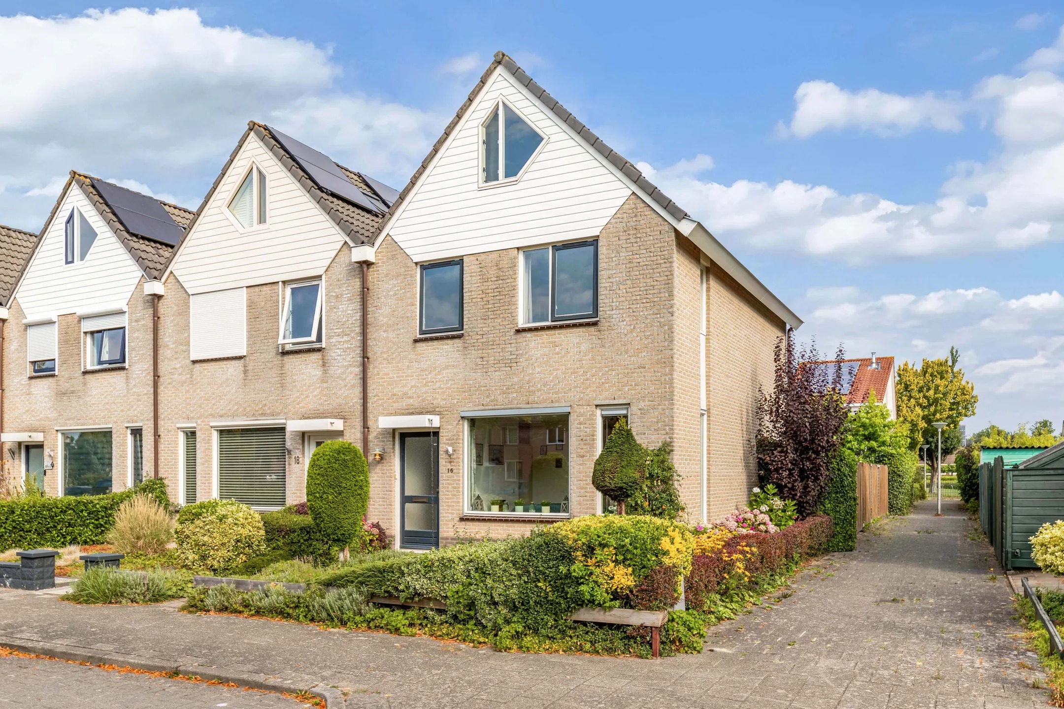Hoekwoning Dr. W.M. Verhaarlaan 16 in Emmeloord
