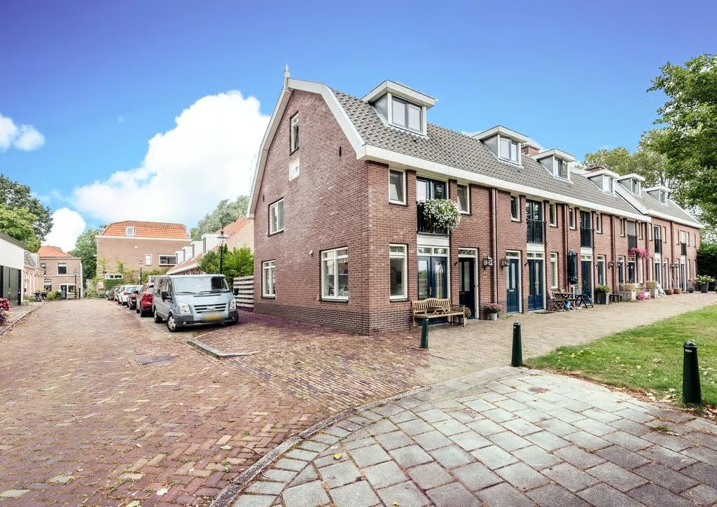Eindwoning (hofjeswoning) Ossenmarkt 43 in Weesp