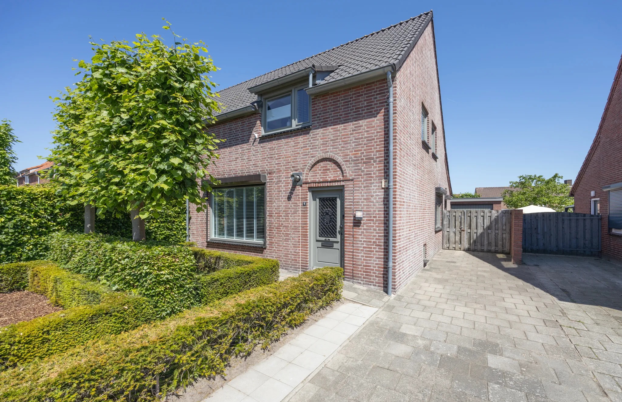 Geschakelde 2-onder-1-kapwoning Kapelaan L. de Nijsstraat 6 in Rijsbergen