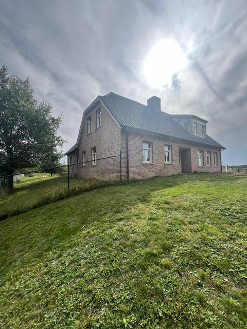 Landhuis, vrijstaande woning Beekweg 1 in Belfeld