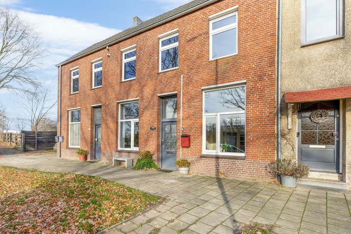 Tussenwoning (bedrijfs- of dienstwoning) Passartweg 39 in Heerlen