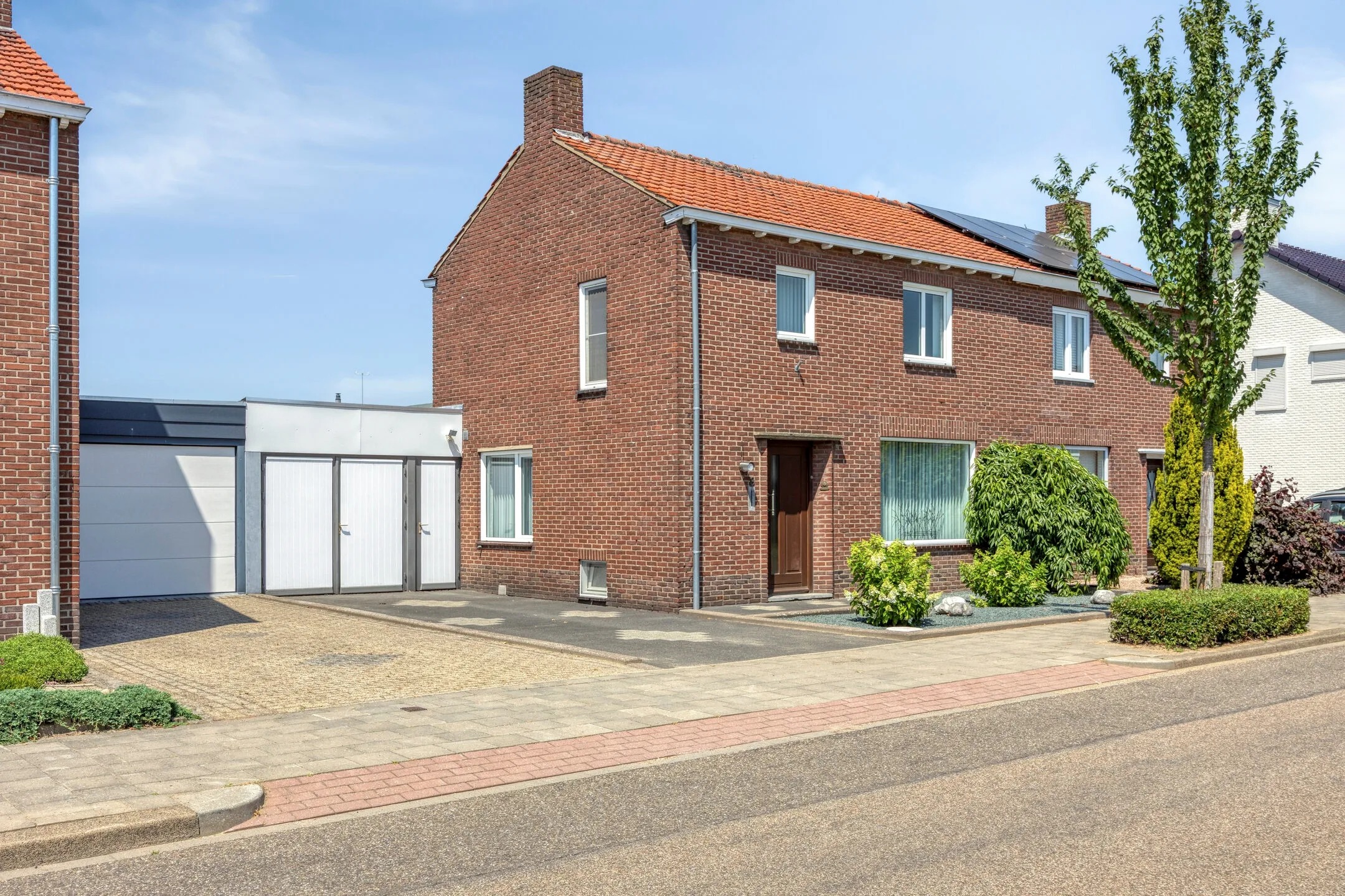 Geschakelde 2-onder-1-kapwoning Gouverneur Houbenstraat 8 in Stevensweert