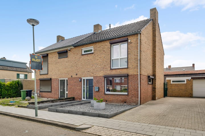 Eengezinswoning, 2-onder-1-kapwoning Benedictastraat 18 in Thorn