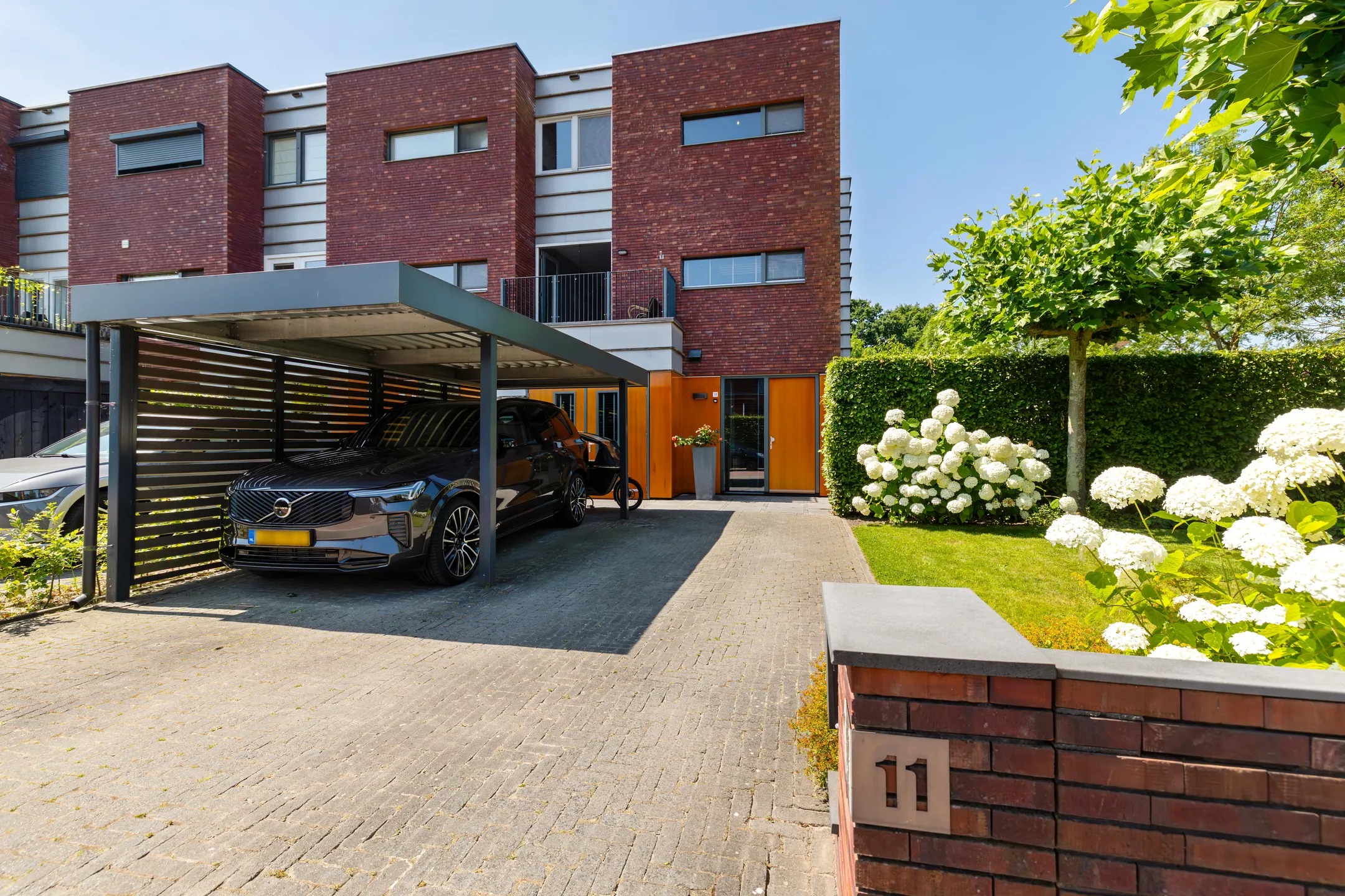 Hoekwoning (split-level woning) Jan Warmoltslaan 11 in Eelderwolde