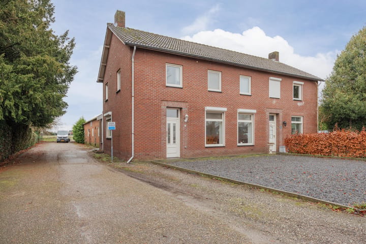 2-onder-1-kapwoning Stationsstraat 110 in Hegelsom
