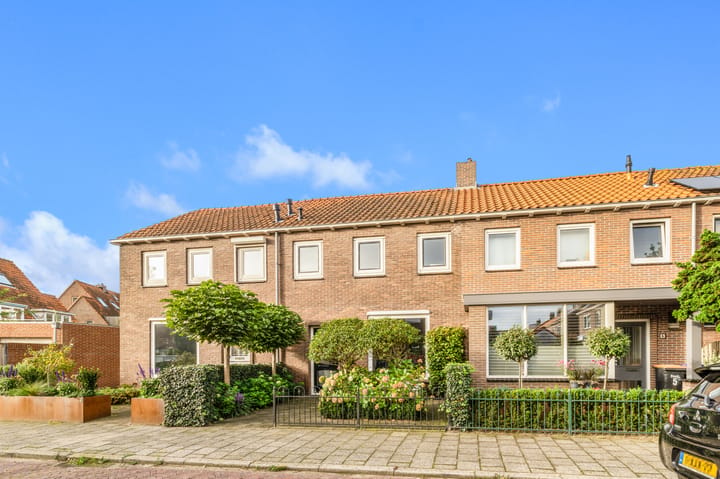Eengezinswoning, tussenwoning JW van Veenstraat 3 in Heemskerk