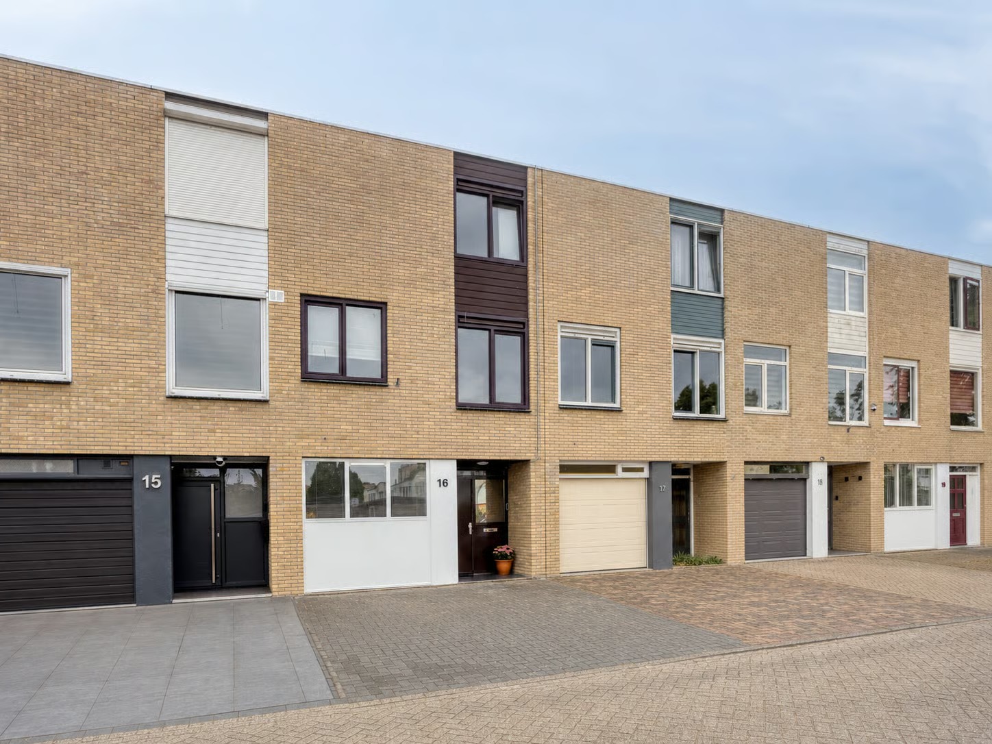 Tussenwoning (drive-in woning) Melkweg 16 in Hoorn