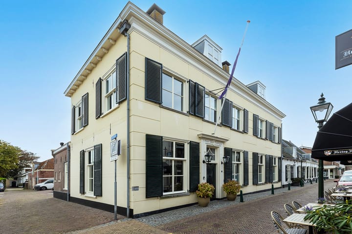 Herenhuis, halfvrijstaande woning Dorpsstraat 73 in Warmond