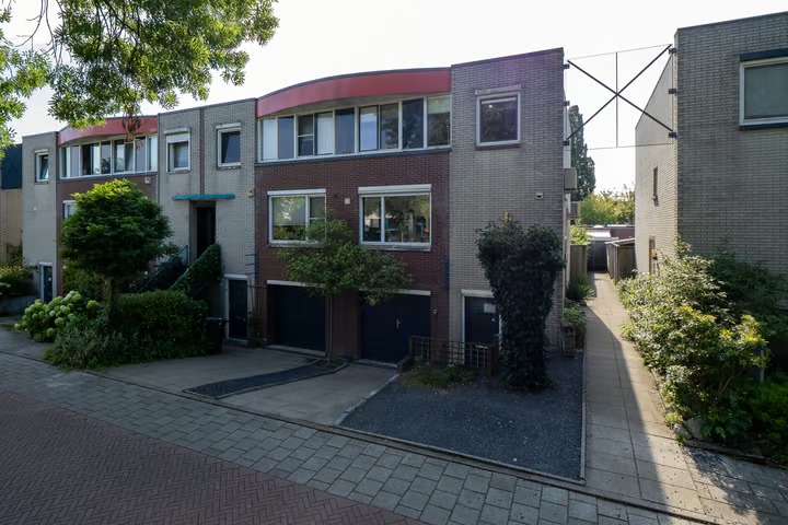 Hoekwoning (split-level woning) Theresastraat 15 in Enschede
