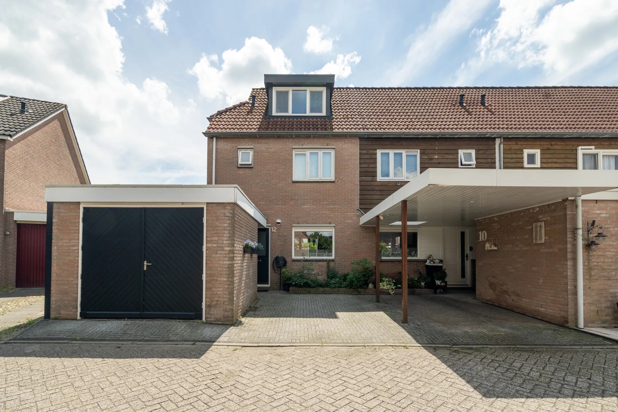 Hoekwoning Huttensmidhoek 12 in Enschede