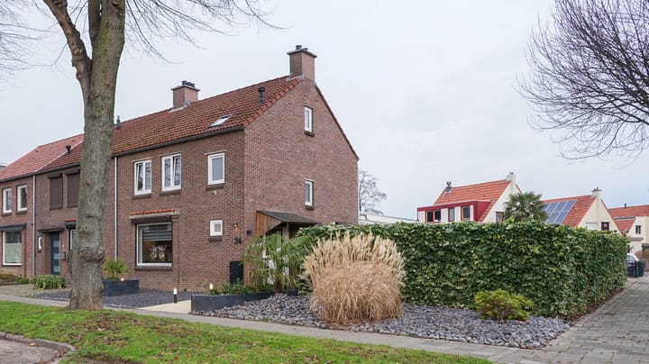 Hoekwoning Seringenlaan 36 in Geleen