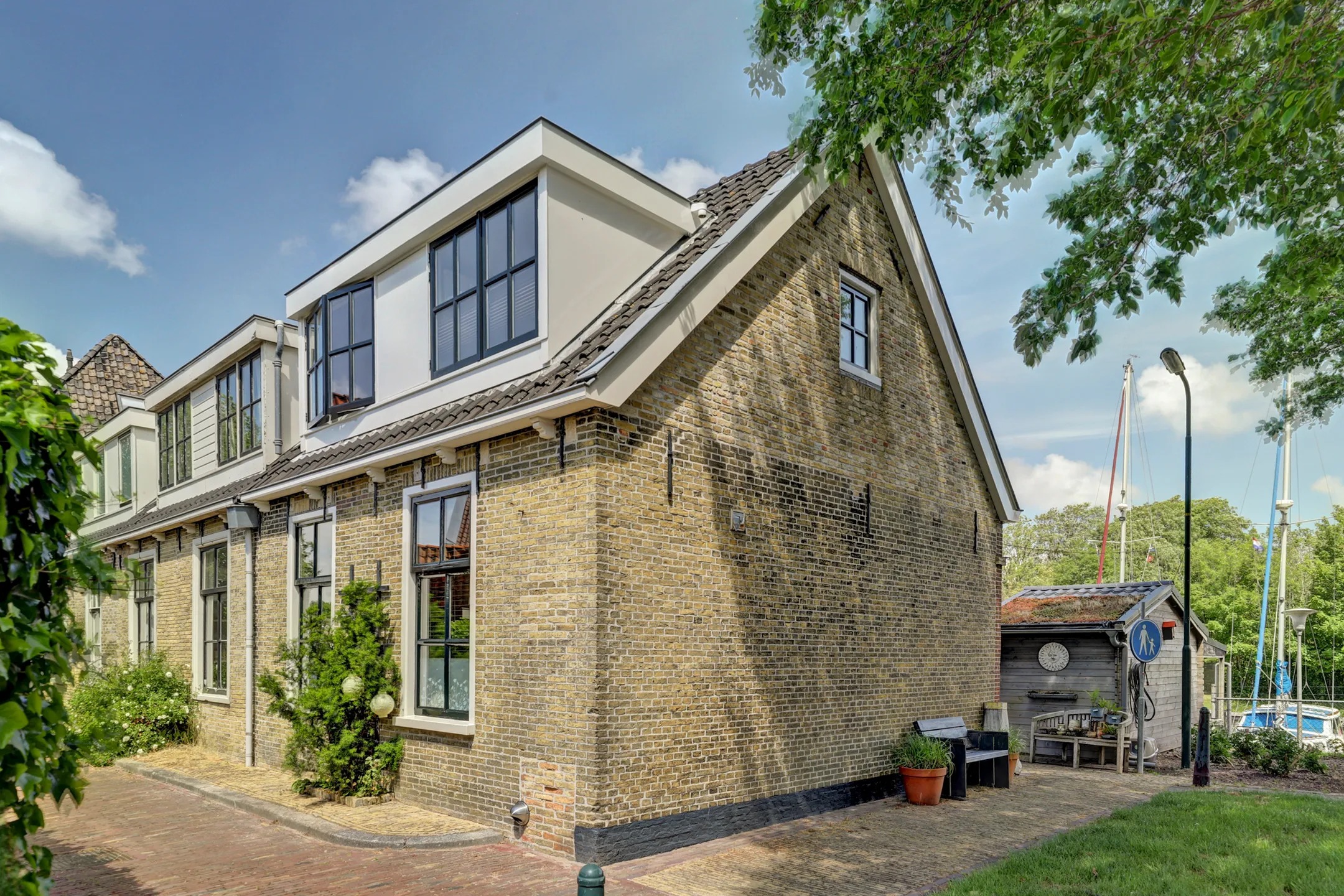 Hoekwoning Noordergrachtswal 32 in Harlingen
