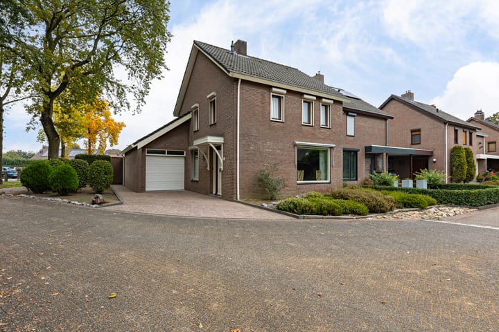 Eengezinswoning, halfvrijstaande woning Spinstraat 1 in Stramproy