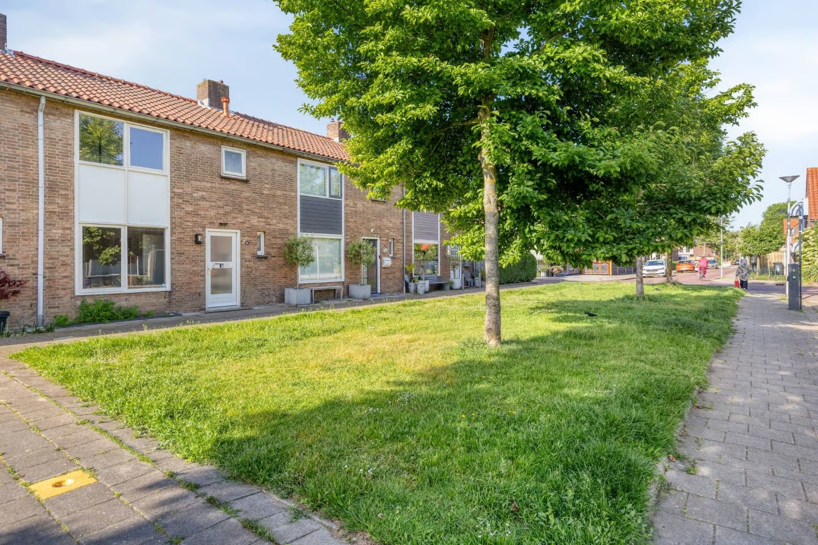 Tussenwoning Wethouder van Heldenstraat 61 in Rozenburg