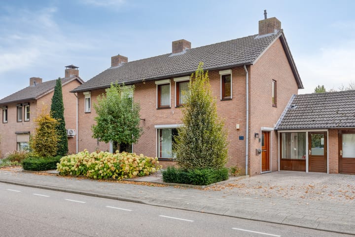 Eengezinswoning, geschakelde 2-onder-1-kapwoning Tipstraat 51 Maasbracht