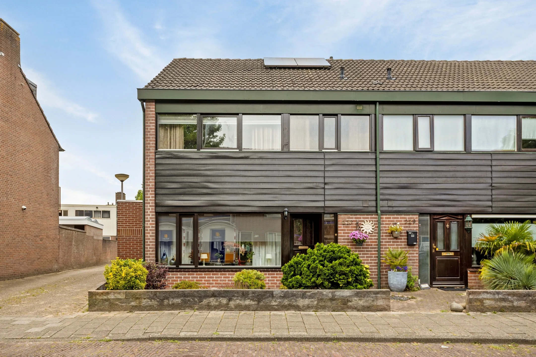 Hoekwoning Dennenweg 227 in Enschede