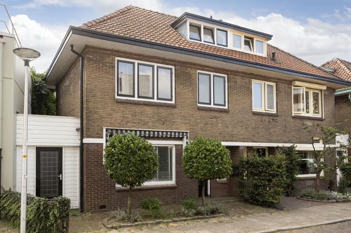 2-onder-1-kapwoning Brugstraat 23 in Hengelo