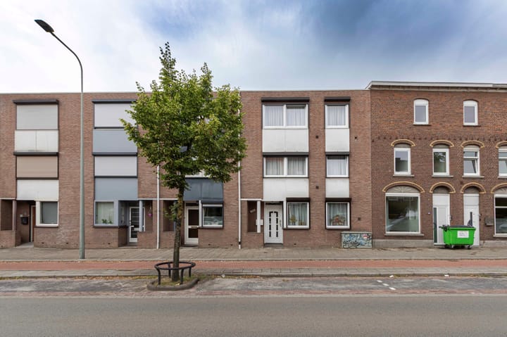 Tussenwoning (bedrijfs- of dienstwoning) Akerstraat-Noord 318 in Hoensbroek