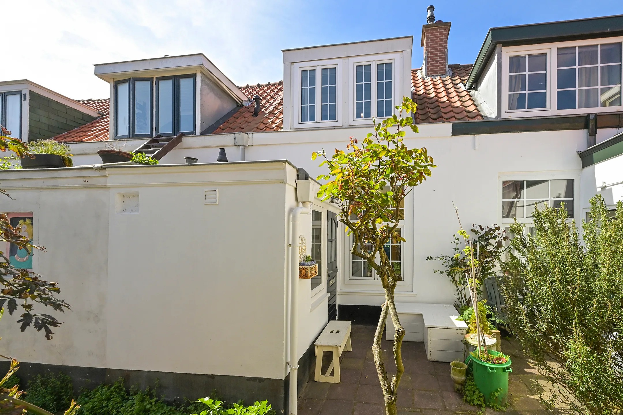 Tussenwoning (hofjeswoning) Zeilstraat 75 in Den Haag