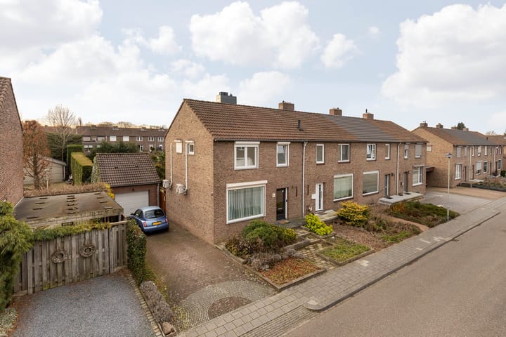 Hoekwoning Doctor Poelsstraat 16 in Elsloo