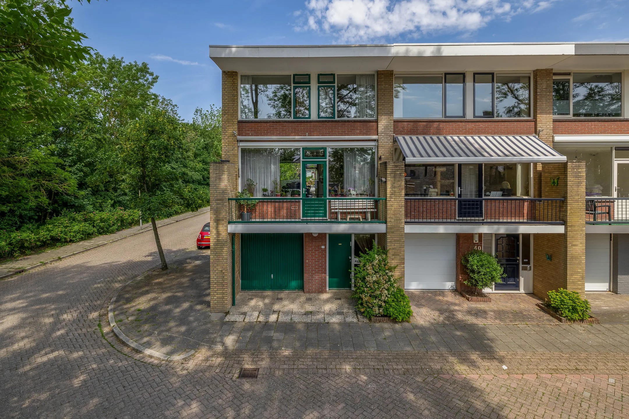 Hoekwoning (drive-in woning) Mgr Smitstraat 42 in Brielle