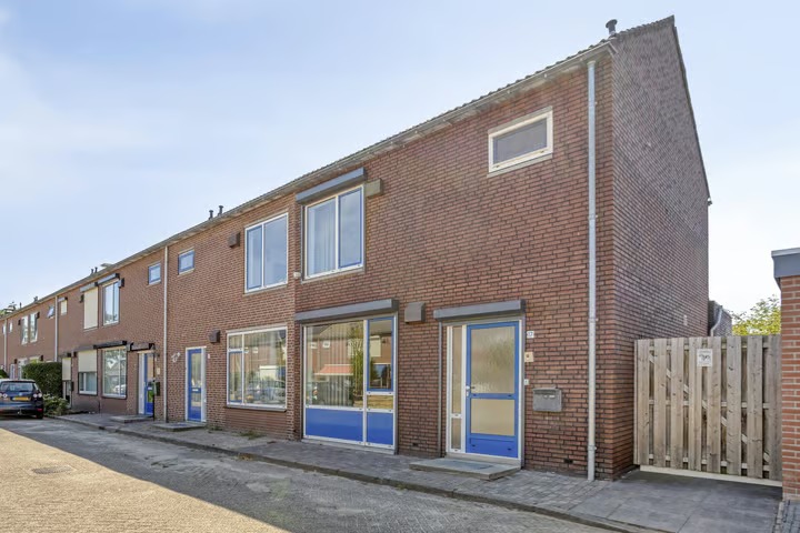 Hoekwoning Buizerdstraat 17 in Mill