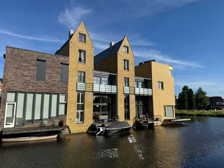 Geschakelde woning (waterwoning) Weteringkade 256 in Amersfoort