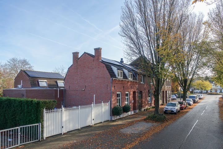 Eengezinswoning, hoekwoning Maagdenbergweg 51 in Venlo