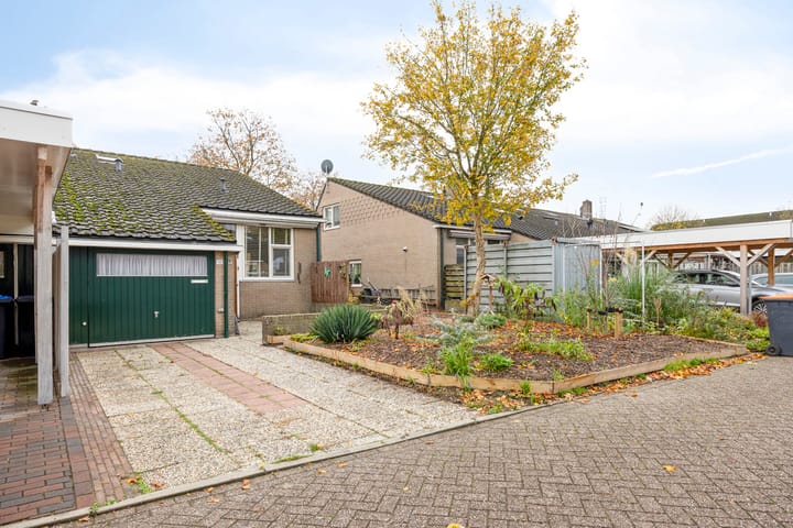 Bungalow, hoekwoning (semi-bungalow) Spreeuwenhof 105 in Varsseveld
