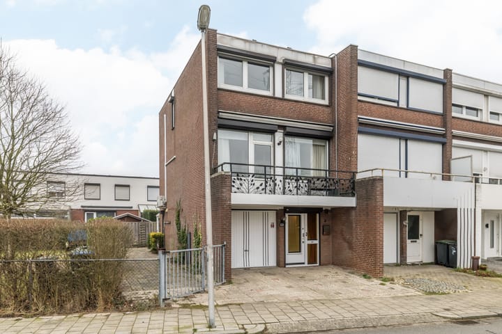 Hoekwoning (drive-in woning) Stanleystraat 12 in Heerlen