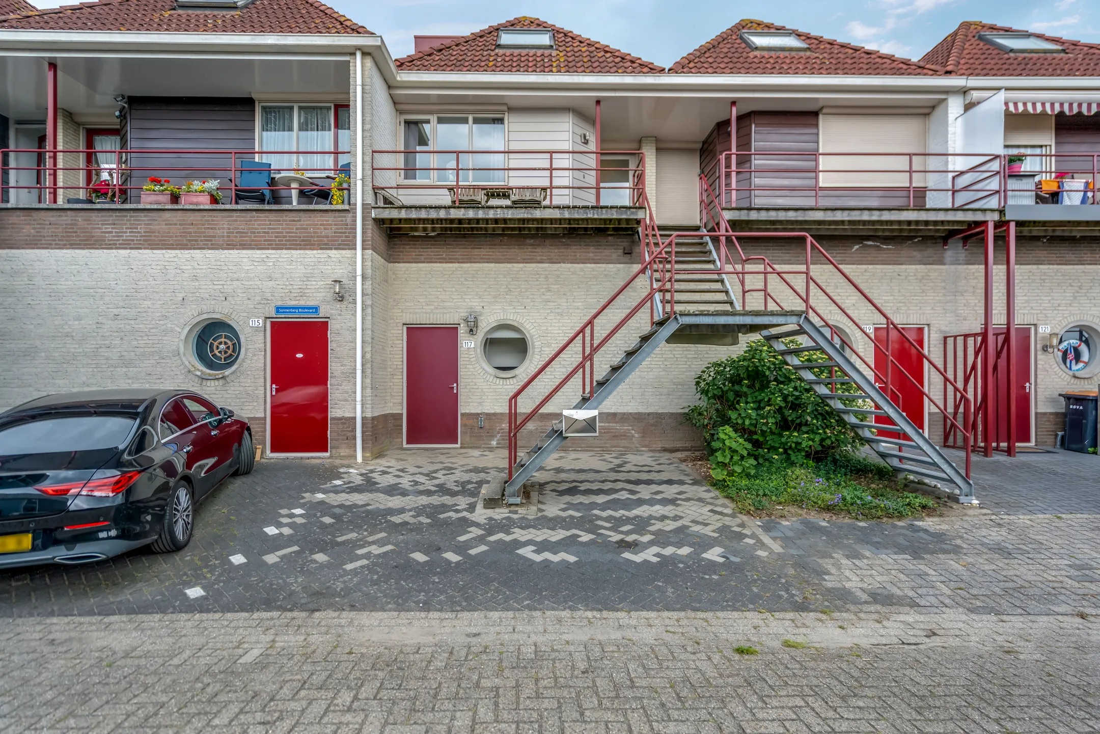 Geschakelde woning (waterwoning) van Nahuysweg 117 Hasselt